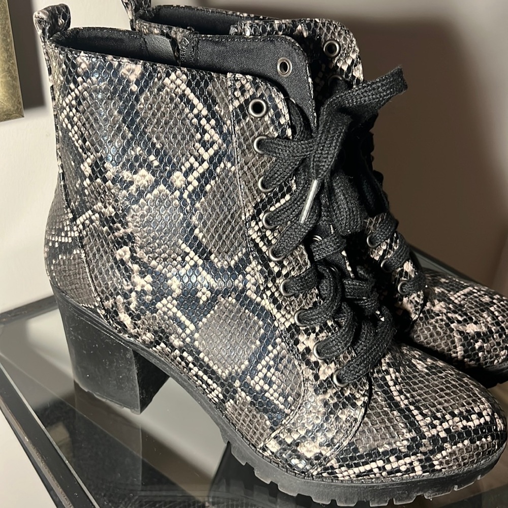 Cute snakeskin lugg boot.